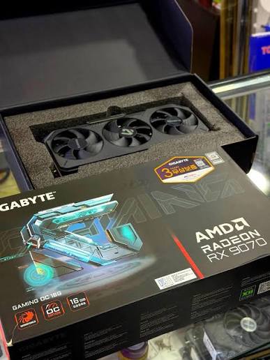 GIGABYTE AMD Radeon RX 9070 XT GAMING OC ELITE 16GB GDDR6 Graphics Card High-Performance GPU